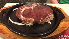 昨（21）日有網友分享一張美食照，從照片可看到一盤牛排上桌，不過肉的顏色卻呈現暗紅色，看起來像一塊生肉，其他網友看到後，紛紛笑稱，「你直接去牧場啃一隻活牛好了！」（圖／翻攝自爆廢公社）