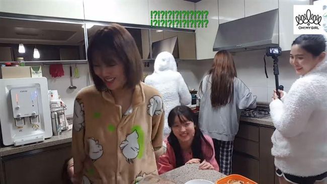 清新女團直播玩過頭？扯團員褲子惹議