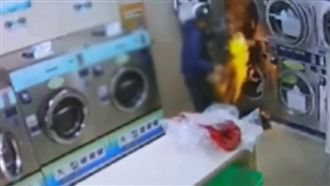 烘衣服烘到突然起火　男雙手灼傷送醫