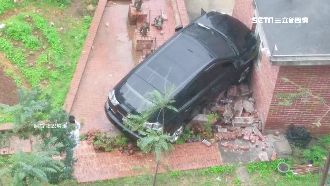 衝破圍籬！休旅車撞進國小駕駛落跑