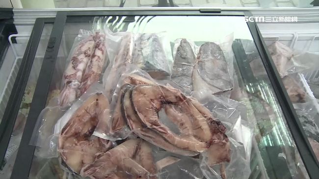 女客彎腰露股溝　遭色店員下往上刷卡