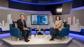 蔡英文接受三立iNEWS新談話節目《鄭‧知道了》專訪。（總統府提供）