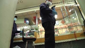 佯裝選購搶銀樓　男奪金項鍊拔腿就跑