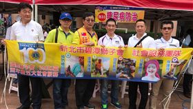 台灣街頭藝人發展協會也由創辦人張博威先生帶領幾位藝人在現場民歌演唱、製作棉花糖、寫春聯....等，讓現場民眾提早體會過年節的氣氛。（國際獅子會300B2區提供）