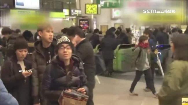 鏡頭比連線記者多！「毛帽哥」狂搶鏡