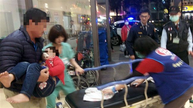 他手抱癲癇兒求救　警開道6分鐘送醫