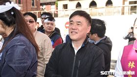 反對水利會官派，國民黨動員支持者包圍立法院抗議，國民黨副主席郝龍斌現身支持。 圖／記者林敬旻攝