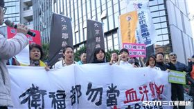 醫護人員輪班間隔時數恐自11小時縮短為8小時，醫護工會今天前往衛福部抗議，堅持11小時輪班間隔。（圖／記者楊晴雯攝）