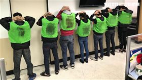 新北市樹林區一名22歲朱姓男子，日前利用通訊軟體與一名陳姓少女聊天，過程中言語輕挑惹毛陳女，朱男甚至還在軟體群組內放話與陳女是男女朋友關係。陳女事後向閨蜜周女哭訴，周女則夥同男友撂人與朱男談判，雙方一見面，朱男便遭到一行人持安全帽毆打，甚至被強押上計程車，有民眾見狀後趕緊向警方報案，警方根據監視器畫面，聯繫上計程車司機並找到當時一夥人下車地點，當場查獲涉嫌恐嚇並毆打朱男的7名嫌犯，隨即帶回偵辦。