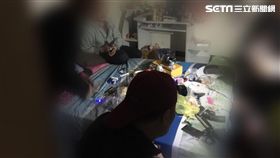 新北市土城警分局金城所員警，昨天凌晨執行例行巡邏時，發現1名男子行跡鬼祟，並突然鑽進一處公寓內，由於該出公寓曾是分局列管的治安顧慮場所，警網呼叫支援後進入該公寓進行查看，果然在5樓發現一處住戶大門未關，並在門外聞到濃濃K煙味，當場查獲屋內共有10人正在辦毒趴。警逐一清查後發現，林姓主嫌的名字竟與藝人蛇姬同名同姓，警方不敢大意，經確認後才排除是該藝人，當場將10名嫌犯帶回派出所偵辦。