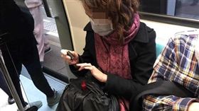 女子在捷運上擦指甲油，味道太臭讓網友怒譙沒公德心。（圖／翻攝爆怨公社）