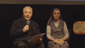 義大利籍天主教神父王秉鈞（左）拿到台灣身分證。（圖／翻攝YouTube）