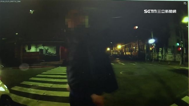 不滿工程擾民　醉男擲交通錐嗆警