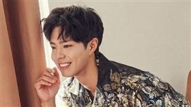 朴寶劍為《Vogue》二月號拍攝雜誌封面。(翻攝自IG)