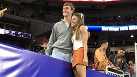 16:9
影／正妹啦啦隊與「粉絲」合照瘋傳　換視角一看網友全跪了
圖／翻攝自Samara Taper Twitter
https://twitter.com/samarataper/status/946191487062114304