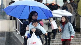 鋒面接近  大雨特報（2）中央氣象局8日預報，入冬首波寒流今天下午逐漸南下，氣溫由北往南開始下降，愈晚愈冷，民眾外出注意保暖。中央社記者鄭傑文攝　107年1月8日