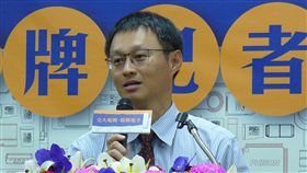 群聯工程師起薪百萬　5年內增千人群聯電子董事長潘健成19日出席交大電機、群聯電子AI 機器人共同實驗室揭牌典禮，他致詞時表示，群聯未來3至5年員工將擴增1000人，工程師第一年年薪逾100萬元。中央社記者張建中攝　106年9月19日