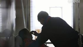 老婆罹癌要老公出去找女人洩慾，丈夫回應催淚。（圖／翻攝梨視頻）