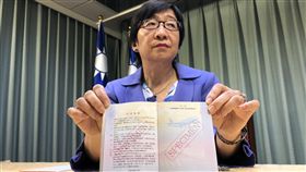 蔡幼文說明誤植圖樣護照補救方案（1）外交部31日晚間召開臨時記者會，由領事事務局副局長蔡幼文親自說明誤植圖樣護照的補救方案。中央社記者王飛華攝　106年12月31日