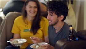 美國一名女子愛上性侵犯，媽媽沒阻止反而還鼓勵。（圖／翻攝BBC）