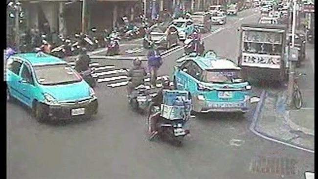 運將疑未禮讓還出惡言　遭拖下車痛毆