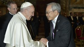 教宗新年接見  駐教廷大使轉達台灣祝福教宗方濟各今天接見各國派駐教廷的外交使節，中華民國駐教廷大使李世明與教宗握手致意時，轉達台灣人民和總統的祝福，也誠摯邀請教宗訪問台灣。（駐教廷大使館提供）中央社記者黃雅詩梵蒂岡傳真  107年1月9日