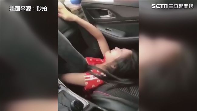 女友坐車愛跨腳　遭男友急煞惡整