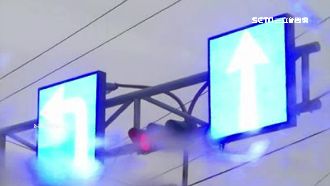 路口電子板「太閃」　駕駛批難辨號誌