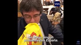 加泰前主席吻西班牙國旗　影片網路瘋傳（圖／翻攝自YouTube）