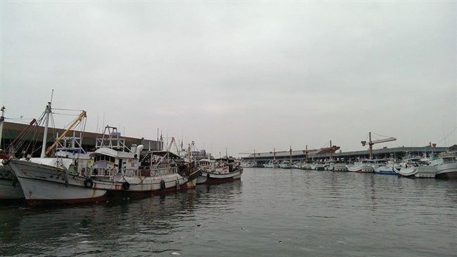 男跳海輕生後悔　抱排水管大喊救命
