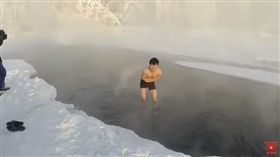 日本遊客攝氏零下60度跳進俄羅斯奧伊米亞康村（Oymyakon）河裡泡水（圖／翻攝自YouTube）