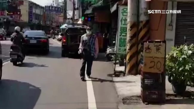 眼紅同行？男開車逆衝水果攤揮棍翻桌