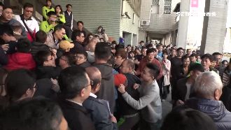 南市議政史料館點交　黑衣人推擠衝突