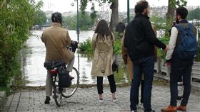 JF
巴黎塞納河漲水  達6.08公尺高點
塞納河因連日大雨而暴漲，水位於3日晚間9時許達到
6.08公尺的高點，河岸步道都已封鎖，許多人以相機紀
錄這巴黎少見的景象。
中央社記者曾依璇巴黎攝  105年6月4日