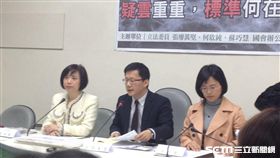 張廖萬堅(中),蘇巧慧(右),何欣純(左)