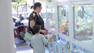 娃娃機業者在商品上貼鐵塊　恐涉詐欺