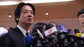 改善低薪問題  賴揆：努力投資最有效（2）行政院長賴清德（左）17日表示，努力投資是改善台灣低薪最有效的方式，並將針對低薪問題提出多元解決方案。中央社記者孫仲達攝  107年1月17日