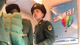 大陸阿兵哥被逼讓座，仍欣然接受起身
圖翻攝自微博