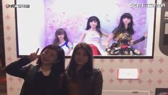 與閨密甜蜜合照　後面模特兒突斷頭