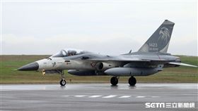 105年國防知性之旅清泉崗航空嘉年華（22）日舉行預校，當天有雷虎小組特技操演、IDF、幻象2000、F16戰機分別性能展示操演及地面各型裝備展示。（記者邱榮吉/攝影）