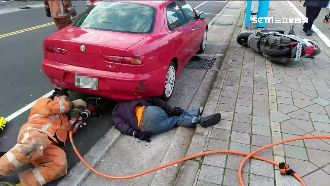 騎士追撞前車噴飛　卡車底昏迷送醫