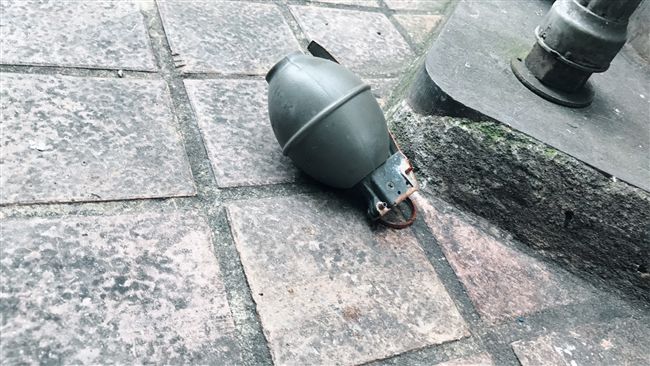 鬧區人行道驚見手榴彈　國軍：假的啦