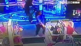 一名越裔加拿大籍過境旅客，昨天深夜準備搭乘華航CI-032班機前往溫哥華，在登機前10分鐘，她竟趁免稅店員工不注意時，快速隨手偷取價值16500元名牌眼鏡，再經過另一櫃檯時食髓知味，再偷取另一價值13150的名牌手提包，店員發現櫃架上的物品不翼而飛趕緊報警處理，保安隊員警接獲報案後，調閱監視器畫面後火速在登機門前將她攔下，順利破護這起外籍轉機人士來台竊盜案。