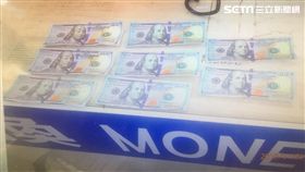 另類撞名！一名台灣籍女子陳淑貞今天上午搭乘長榮航空班機自美國洛杉磯抵達桃園機場，當她至兆豐銀行櫃檯以美金兌換台幣現金時，遭機警行員吳淑貞發現美鈔中夾帶假鈔，吳淑貞當下立刻通知航警將陳淑貞帶回調查。陳女向航警供稱，這些美金是去美國朋友還她的錢，並不知道裡面有偽鈔，航警訊後將她移送航警局刑大偵辦。