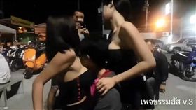 泰國小吃店辣妹在男客人身上磨蹭（圖／翻攝自臉書專頁ขรรมสัส v.3）