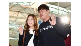 ▲新婚夫婦柳賢振與裵智賢一同飛往美國準備春訓。（圖／截自韓國媒體）