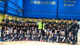 ▲辜仲立、辜周靖華夫婦與球員們大合照。（圖／記者林辰彥攝影）