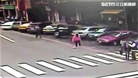 廖姓超商店長遺落裝有29萬元帳款的塑膠袋，遭路過該處的游姓女子拾起帶走，警方調閱監視器循線追查，順利找出游女及29萬元，訊後將她依侵占罪送辦（翻攝畫面）