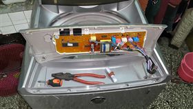 洗衣機,私房錢,抓包,修理,面板,爆廢公社三館　圖／翻攝自臉書爆廢公社三館