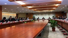 顧立雄與金融業有約　當場開放6措施金管會主委顧立雄（左3）18日邀請金融總會就金融建言白皮書進行座談，當場拍板開放保險業可於第三方網路平台辦理網路投保共6項措施。這也是顧立雄就任以來，首場與金融業者有約。中央社記者蔡怡杼攝　106年10月18日